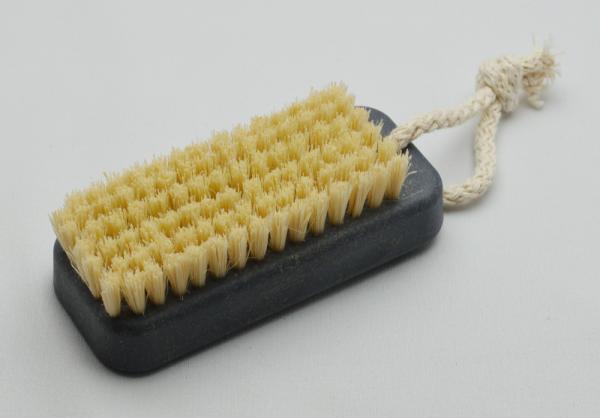 Compound Handwaschbürste mit kräftiger heller Naturborste mit Baumwollkordel Compound Handwaschbürste mit kräftiger heller Naturborste mit Baumwollkordel
